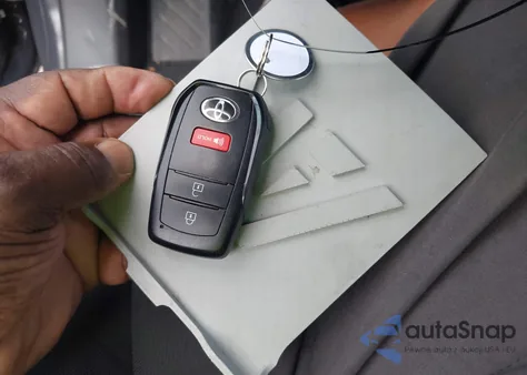 2024 Toyota Tacoma Sr5 4Wd z USA, uszkodzony, nr VIN 3TMLB5JN8RM043493